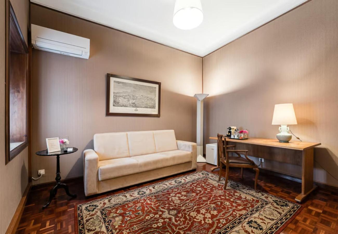 Maison d'hôtes Office Suits In Flores By D&s Oporto