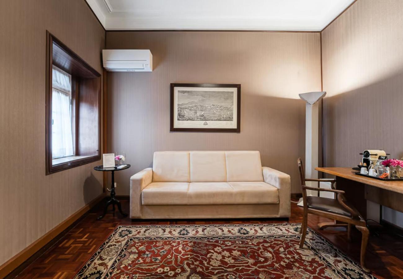Office Suits In Flores By D&s Maison d'hôtes Oporto
